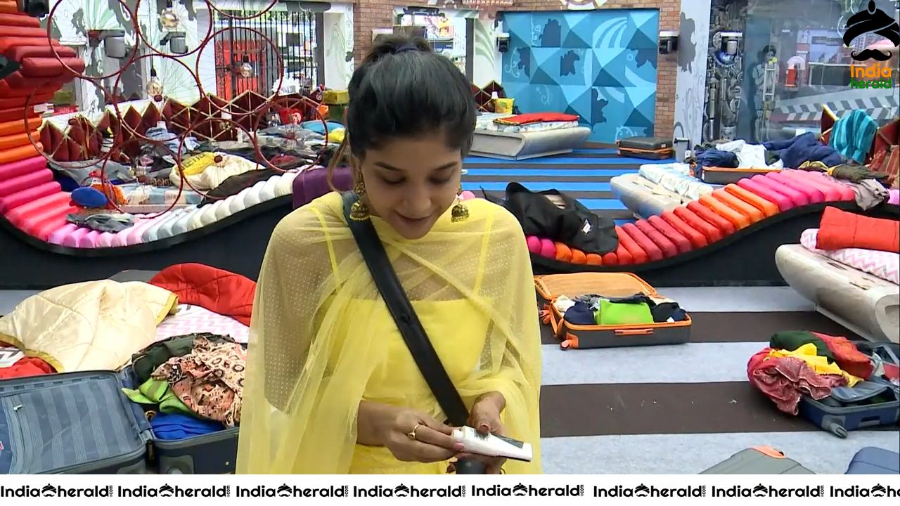 Bigg Boss Tamil Season 3 Day 103 Hot Wallpapers Set 1