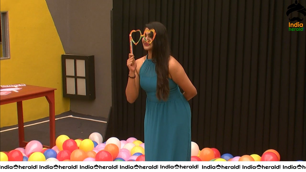 Bigg Boss Tamil Season 3 Day 104 Hot Wallpapers Set 3