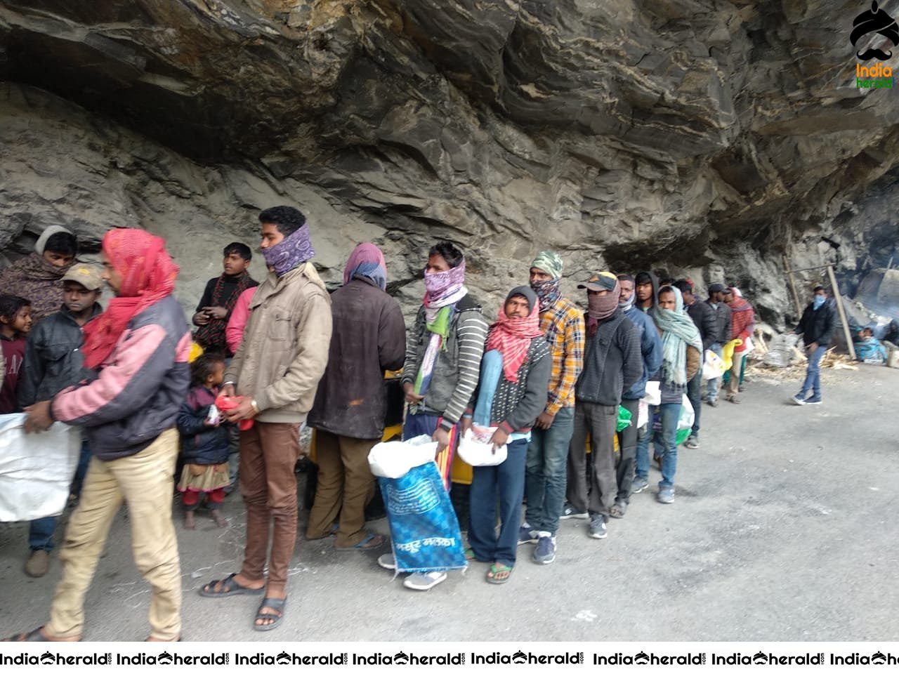 Border Police distributed essential ration items to stranded migrant labourers due to Corona Virus Lockdown