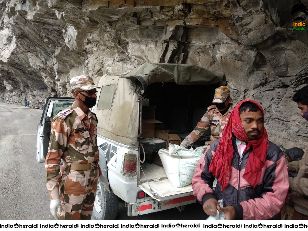 Border Police distributed essential ration items to stranded migrant labourers due to Corona Virus Lockdown