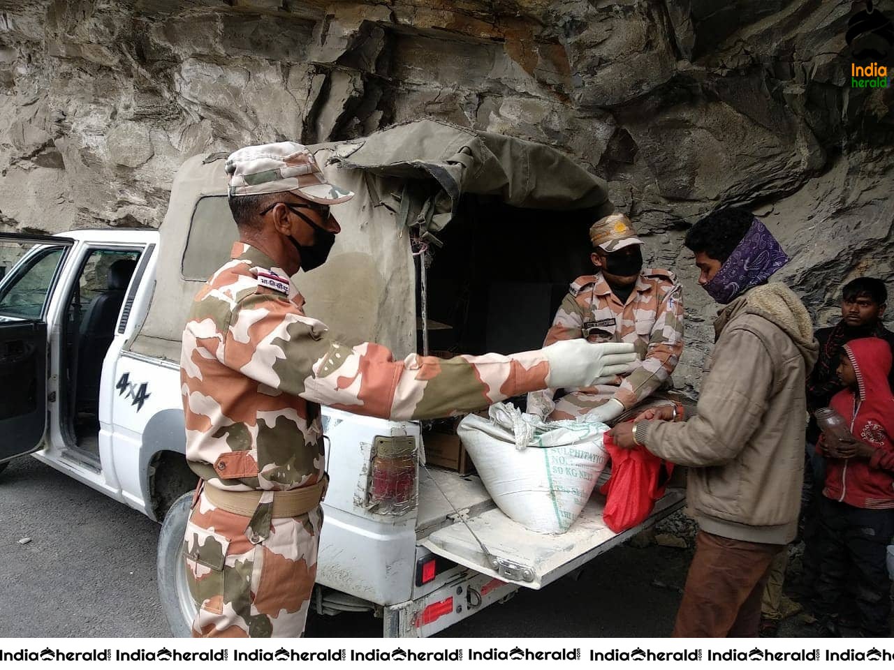 Border Police distributed essential ration items to stranded migrant labourers due to Corona Virus Lockdown