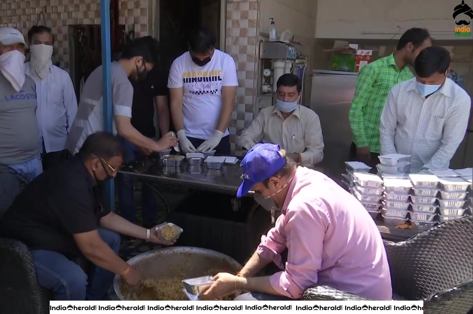 Congress workers distributed food packets among the needy people in Delhi due to Corona Virus Lockdown