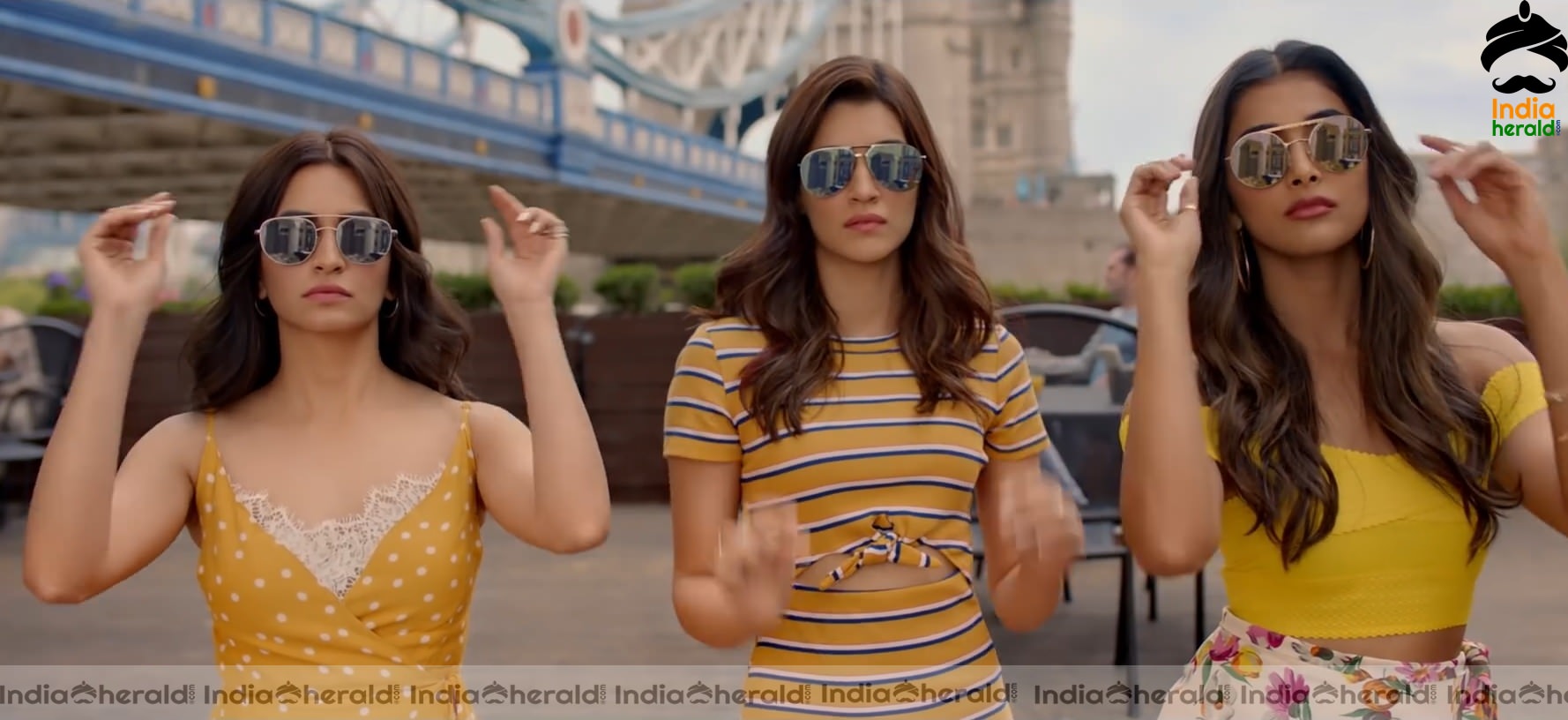 Ek Chumma Song Hot HD Stills Set 1