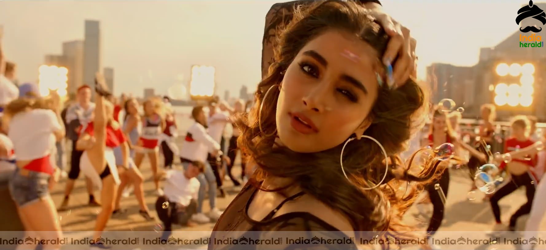 Ek Chumma Song Hot HD Stills Set 2