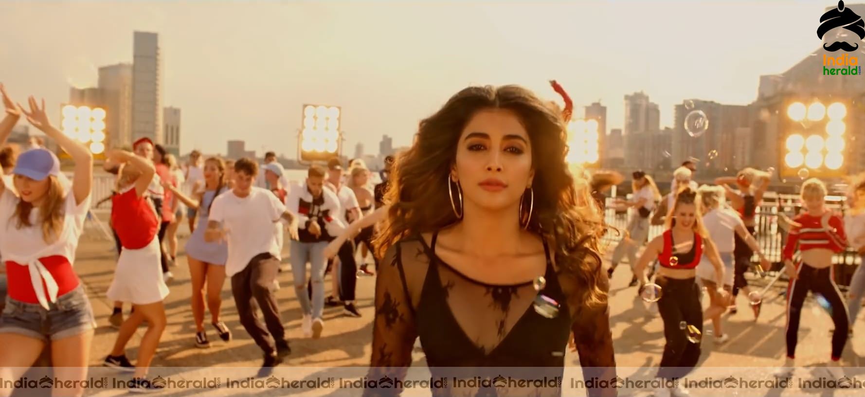 Ek Chumma Song Hot HD Stills Set 2