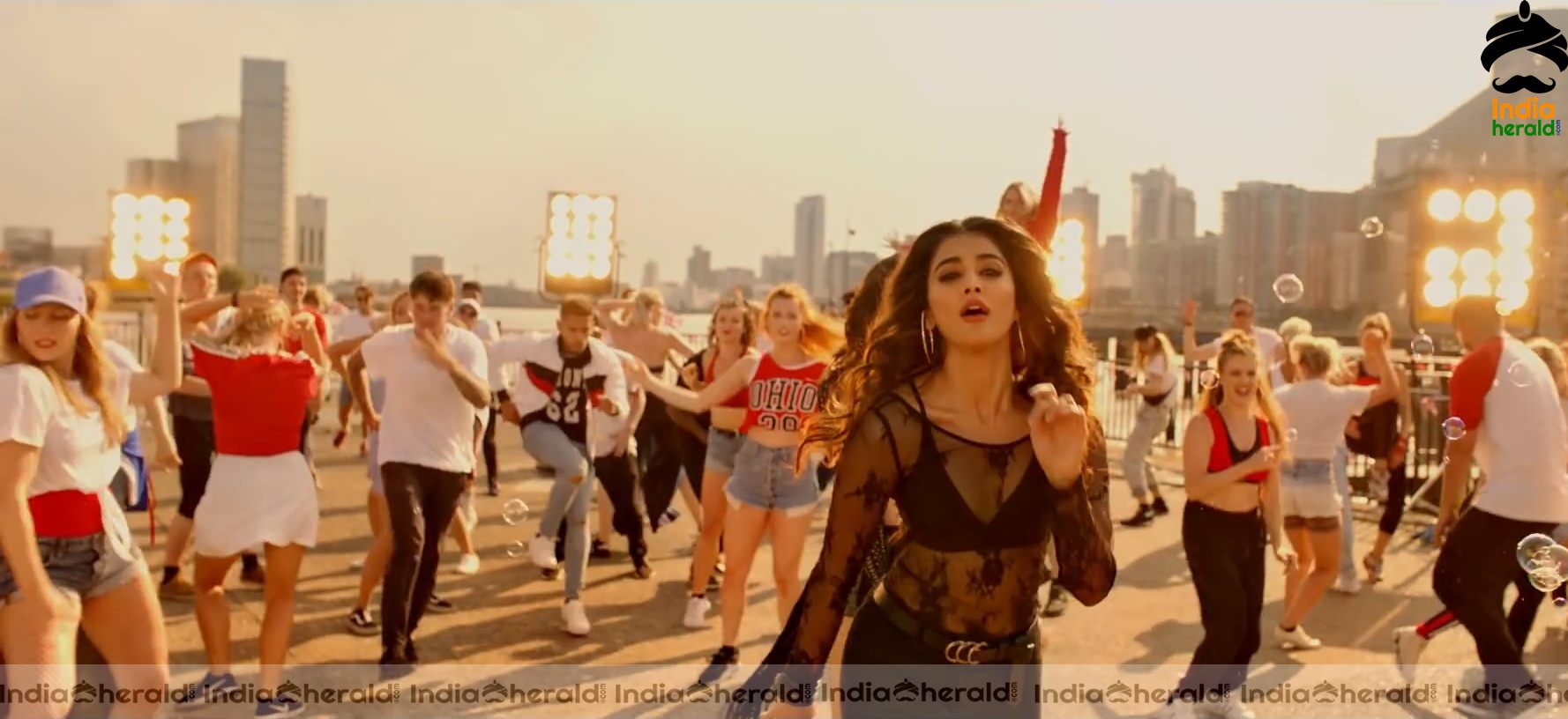 Ek Chumma Song Hot HD Stills Set 2