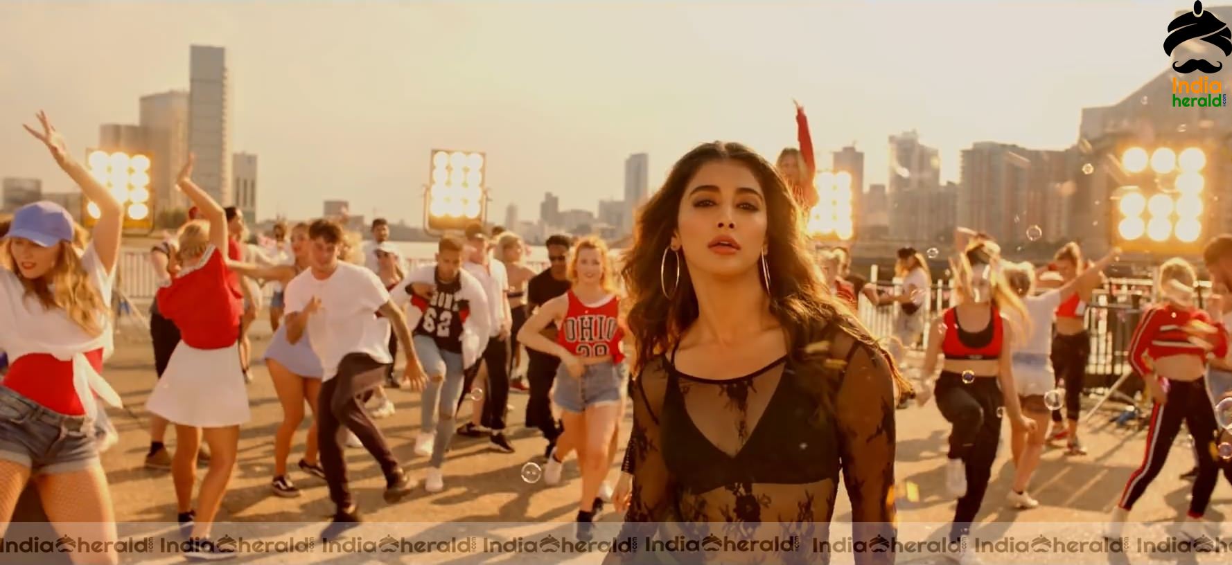 Ek Chumma Song Hot HD Stills Set 2