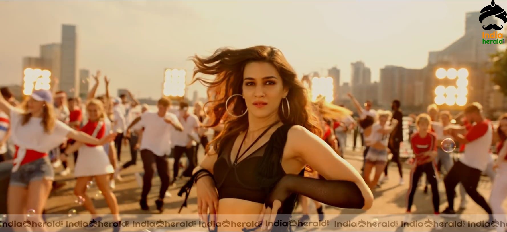 Ek Chumma Song Hot HD Stills Set 2