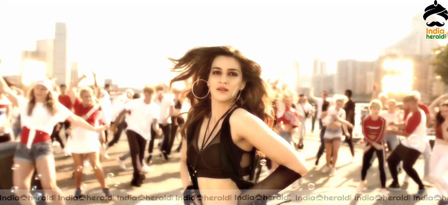 Ek Chumma Song Hot HD Stills Set 2