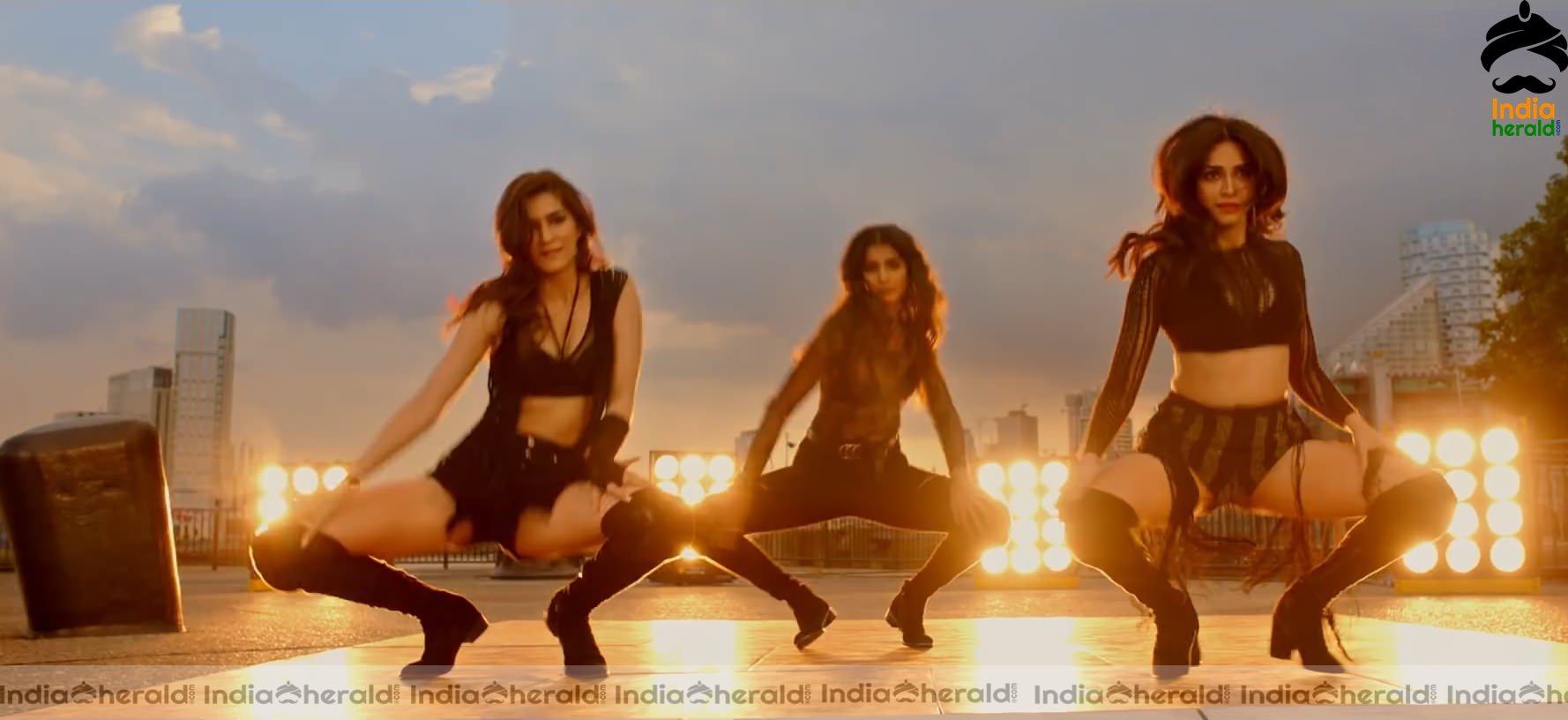 Ek Chumma Song Hot HD Stills Set 3