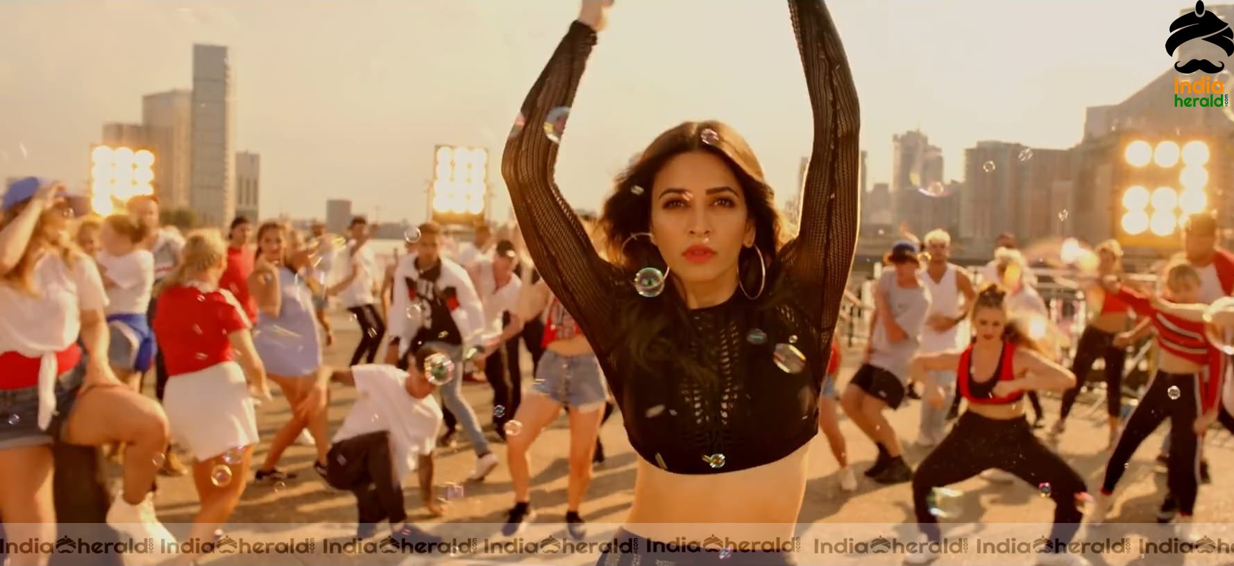 Ek Chumma Song Hot HD Stills Set 3