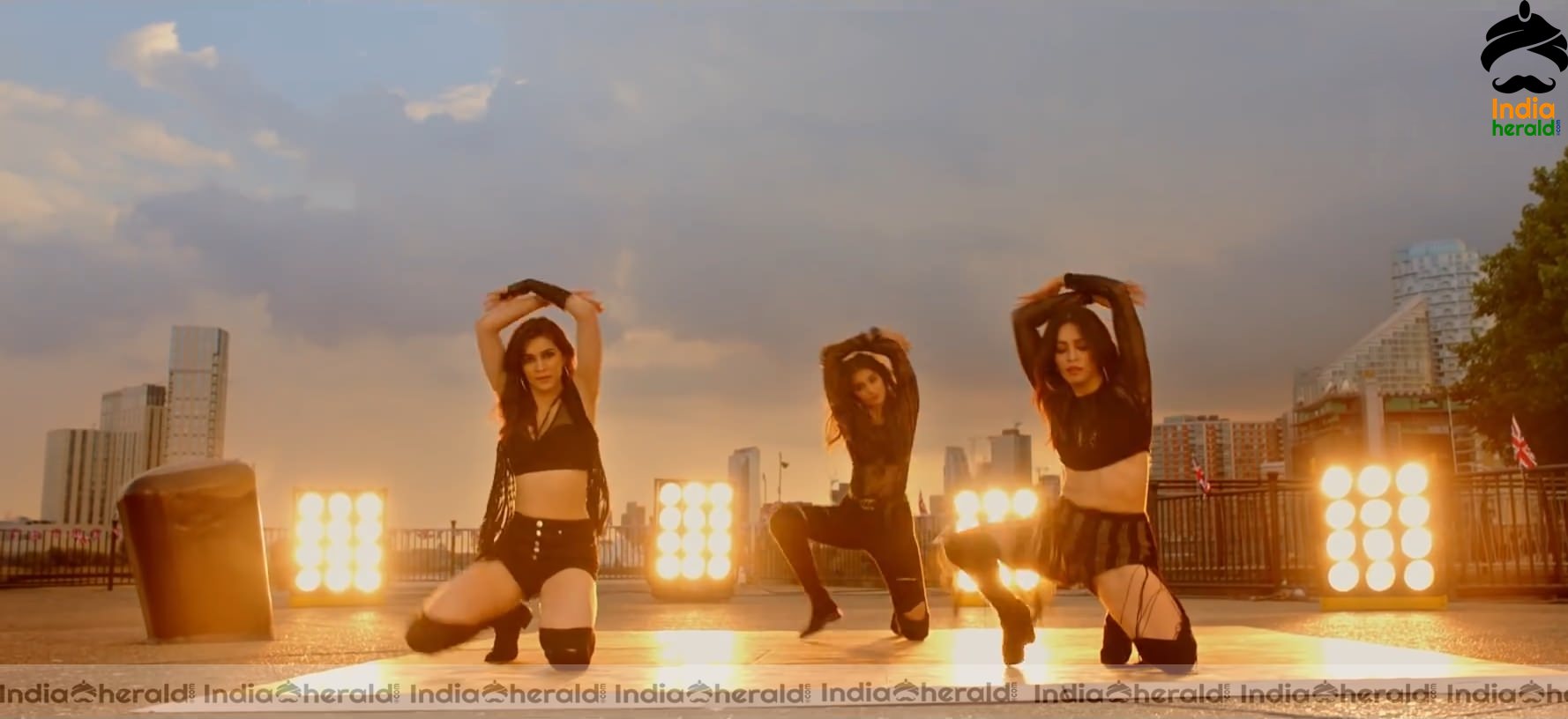 Ek Chumma Song Hot HD Stills Set 3