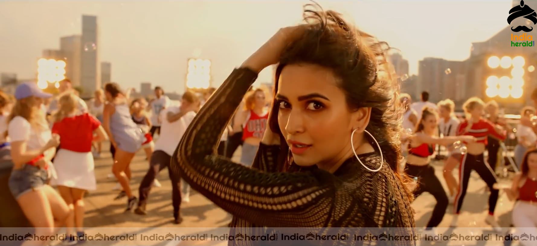 Ek Chumma Song Hot HD Stills Set 3