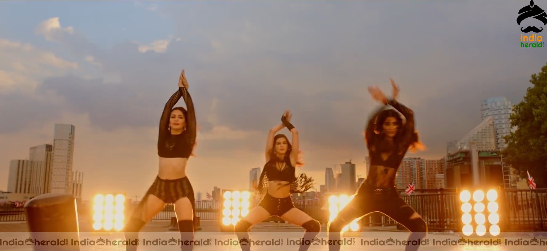 Ek Chumma Song Hot HD Stills Set 3