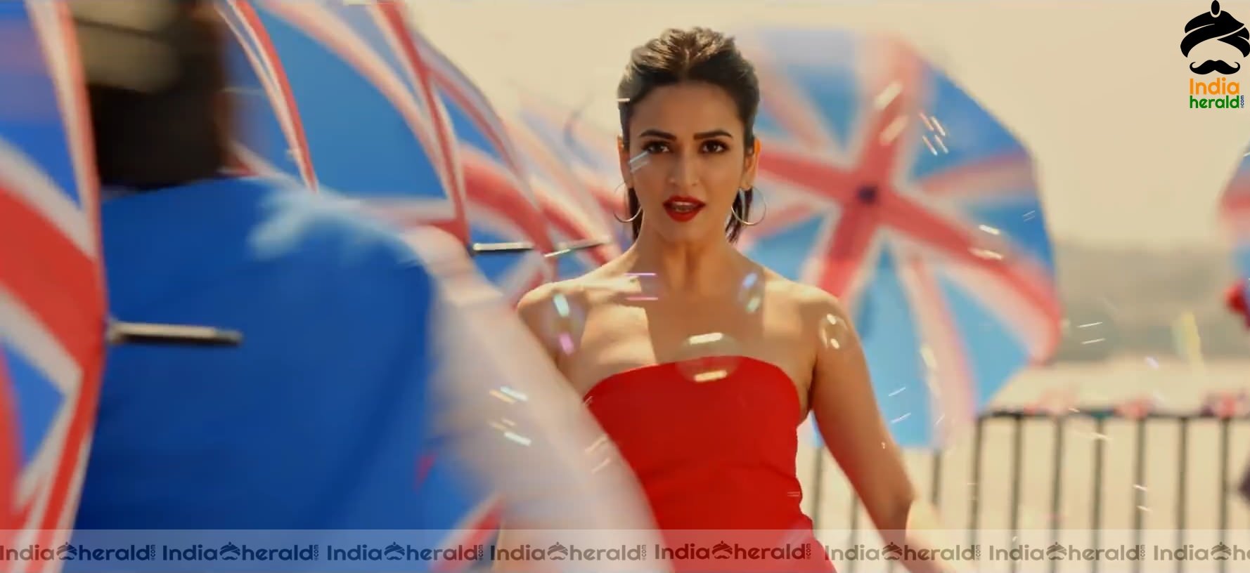 Ek Chumma Song Hot HD Stills Set 3