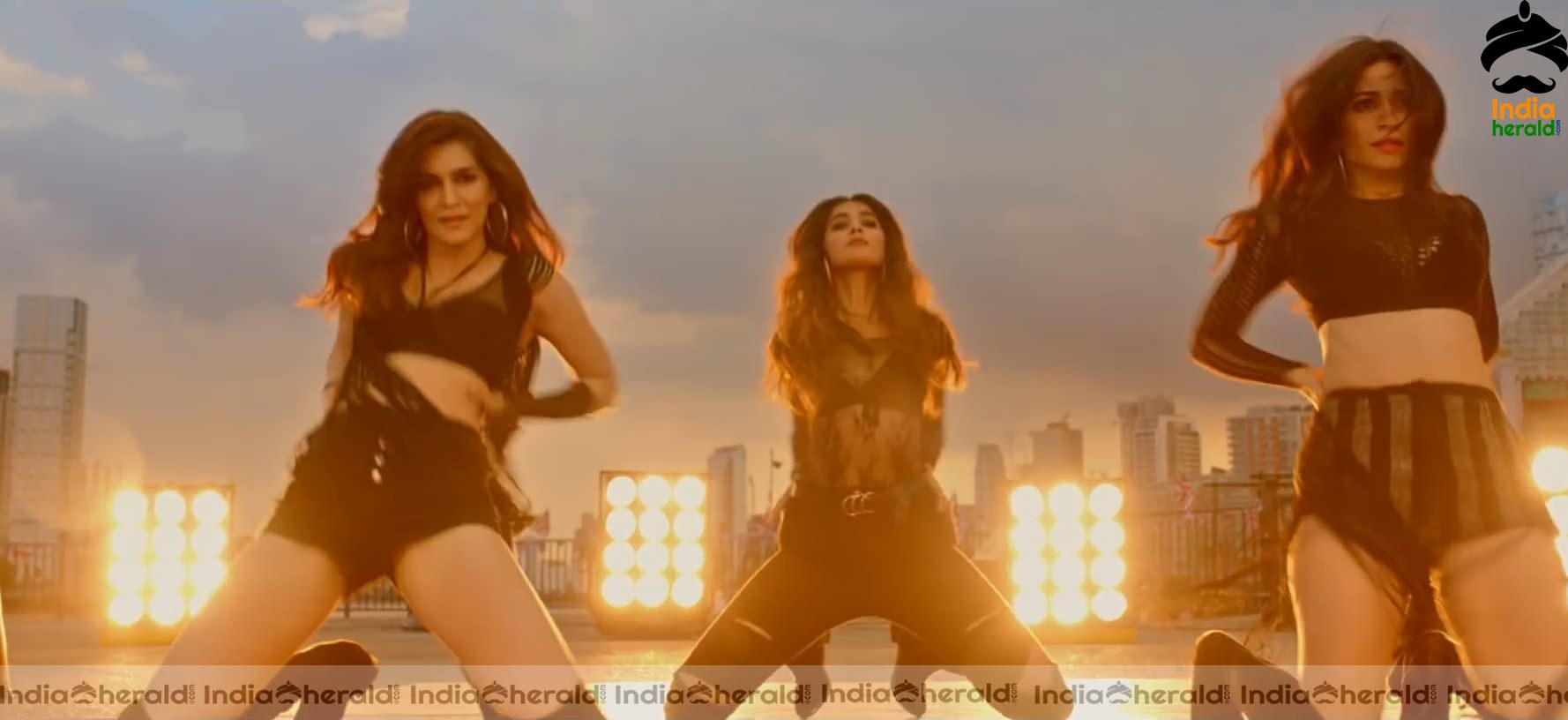 Ek Chumma Song Hot HD Stills Set 3