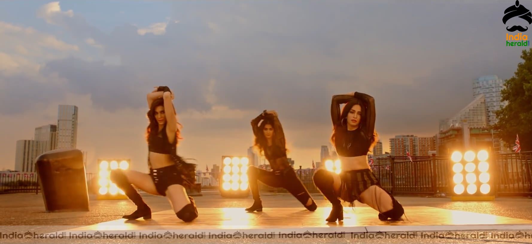 Ek Chumma Song Hot HD Stills Set 3