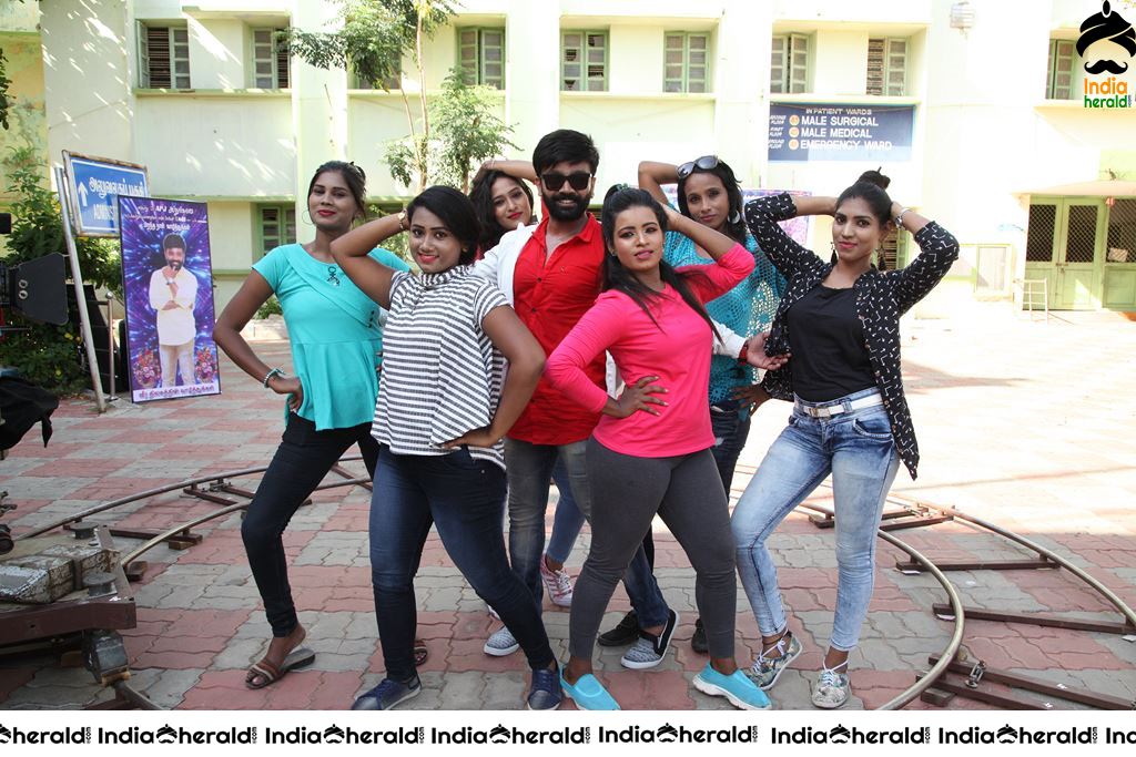 ENAKKU ONNU THERINJAAKANUM Movie Stills Set 1