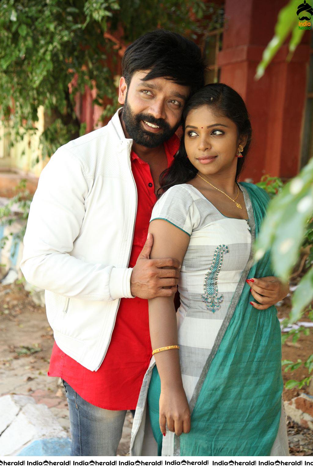 ENAKKU ONNU THERINJAAKANUM Movie Stills Set 1