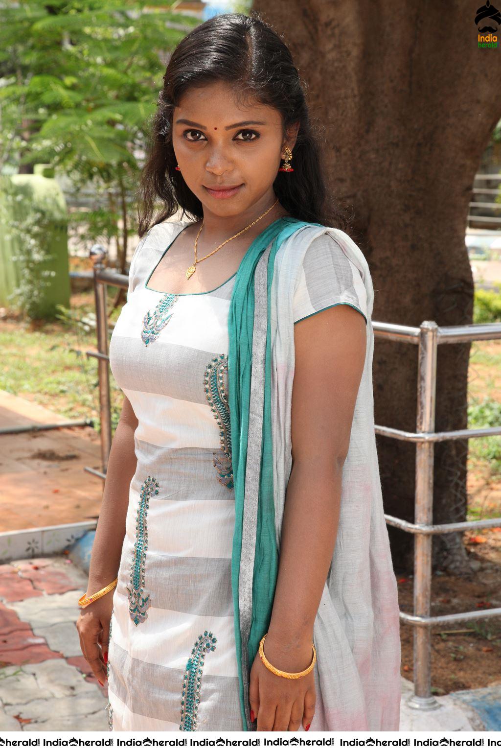 ENAKKU ONNU THERINJAAKANUM Movie Stills Set 1