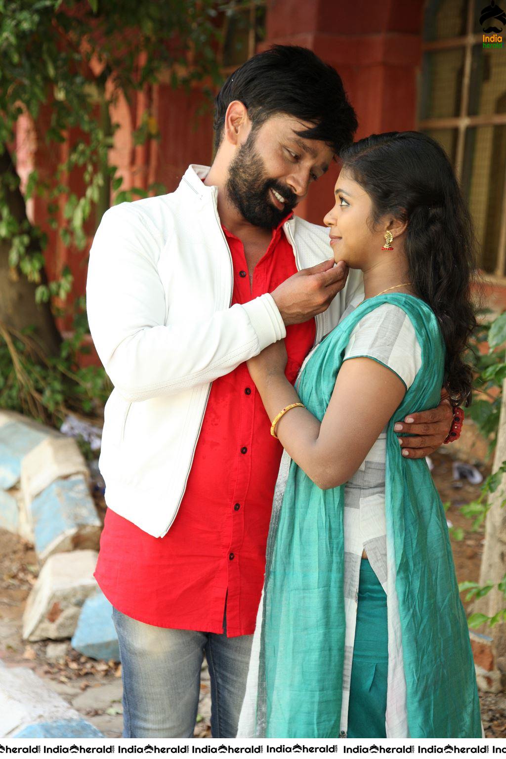 ENAKKU ONNU THERINJAAKANUM Movie Stills Set 1