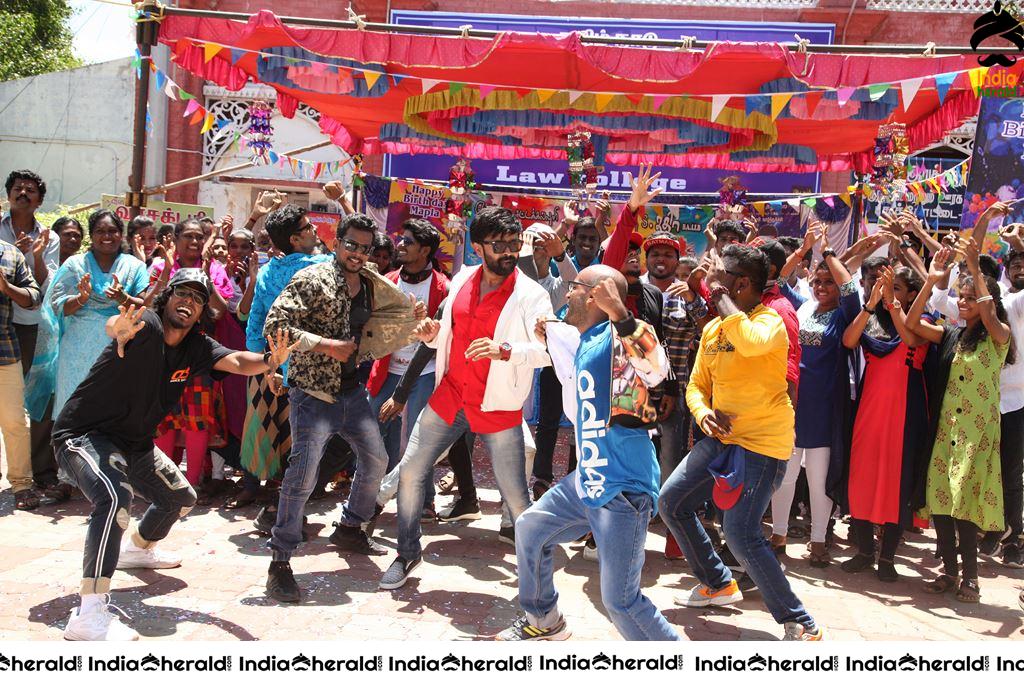 ENAKKU ONNU THERINJAAKANUM Movie Stills Set 1