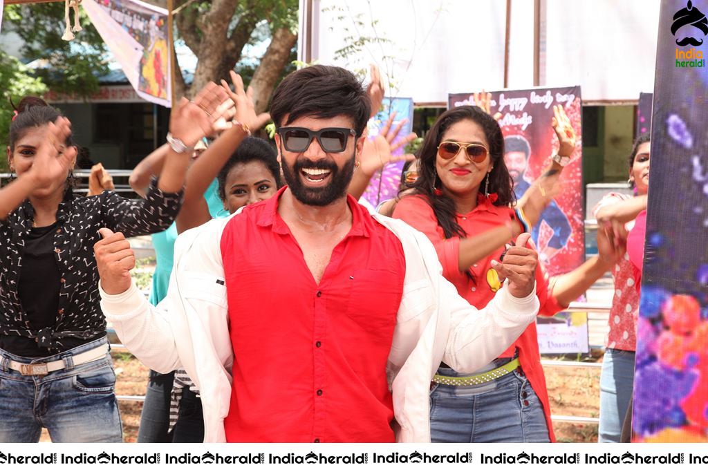 ENAKKU ONNU THERINJAAKANUM Movie Stills Set 1