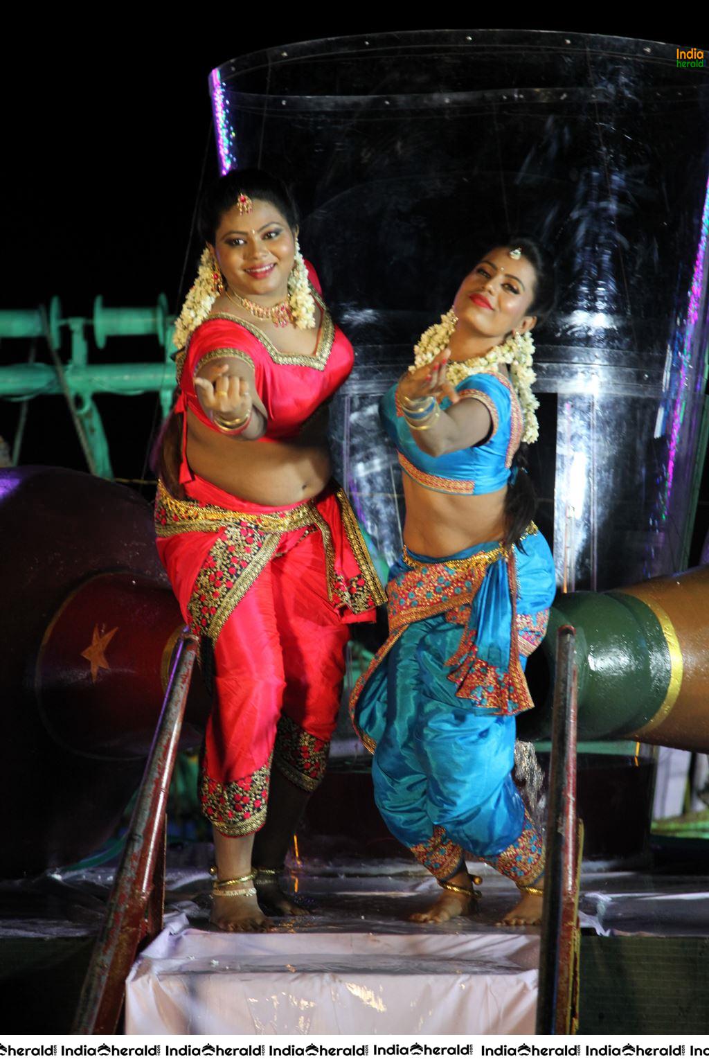 ENAKKU ONNU THERINJAAKANUM Movie Stills Set 2