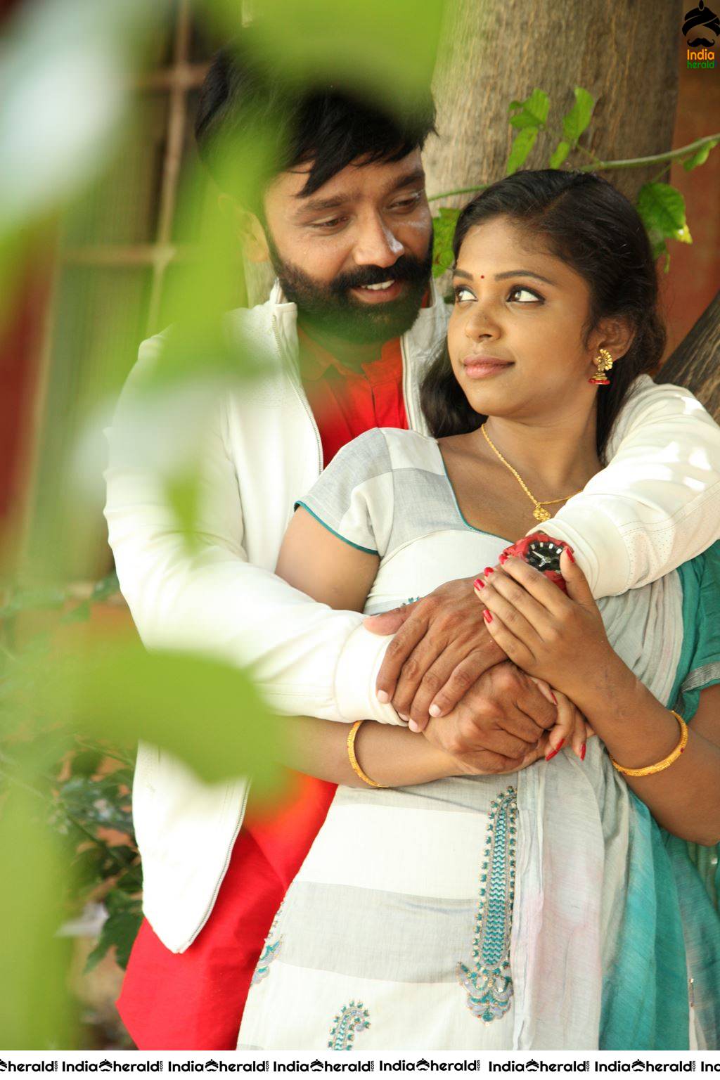 ENAKKU ONNU THERINJAAKANUM Movie Stills Set 2