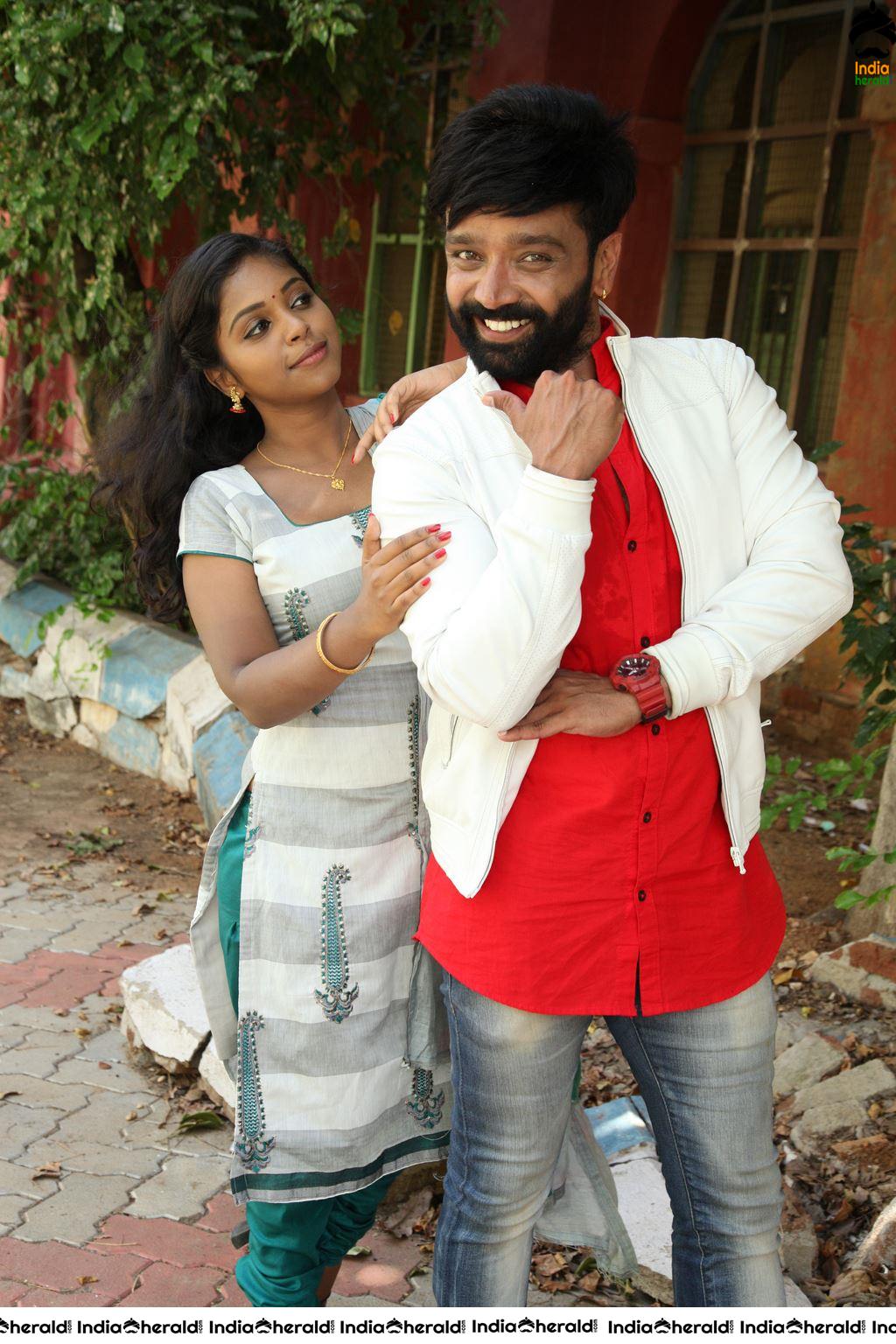 ENAKKU ONNU THERINJAAKANUM Movie Stills Set 2