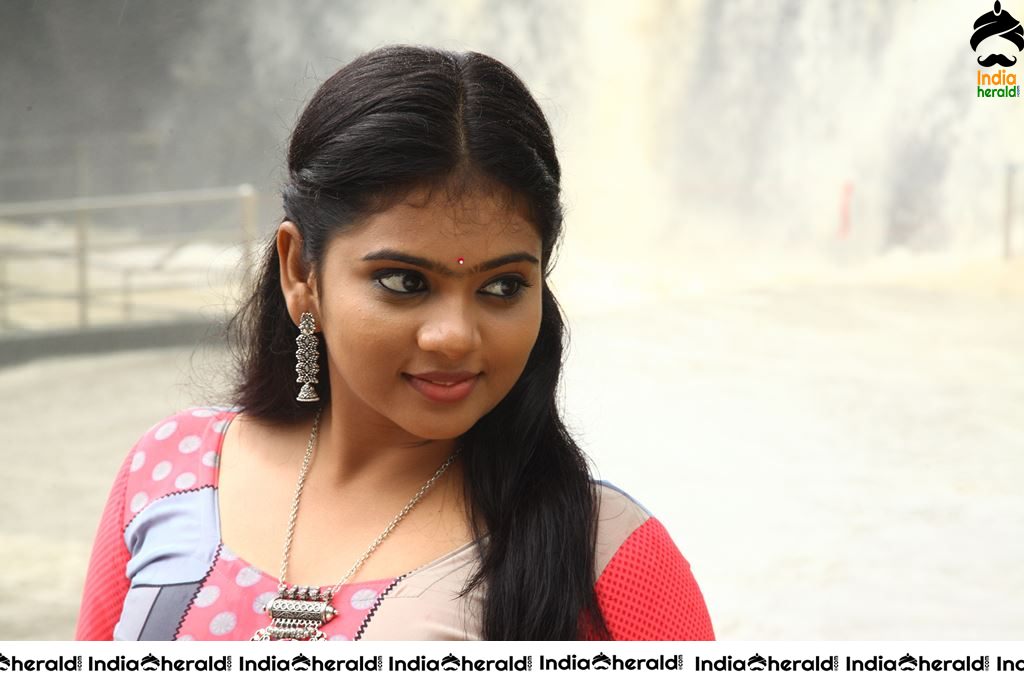 ENAKKU ONNU THERINJAAKANUM Movie Stills Set 2
