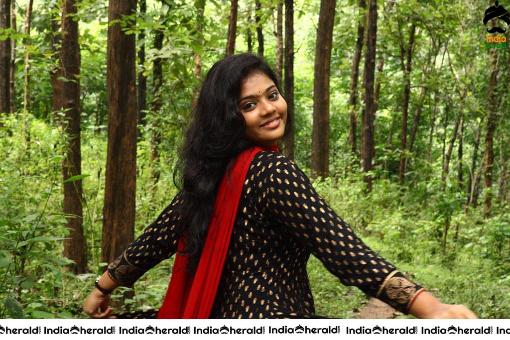 ENAKKU ONNU THERINJAAKANUM Movie Stills Set 2