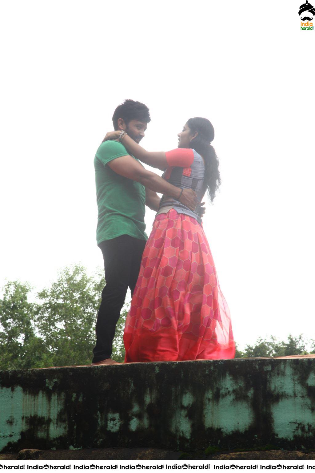 ENAKKU ONNU THERINJAAKANUM Movie Stills Set 2