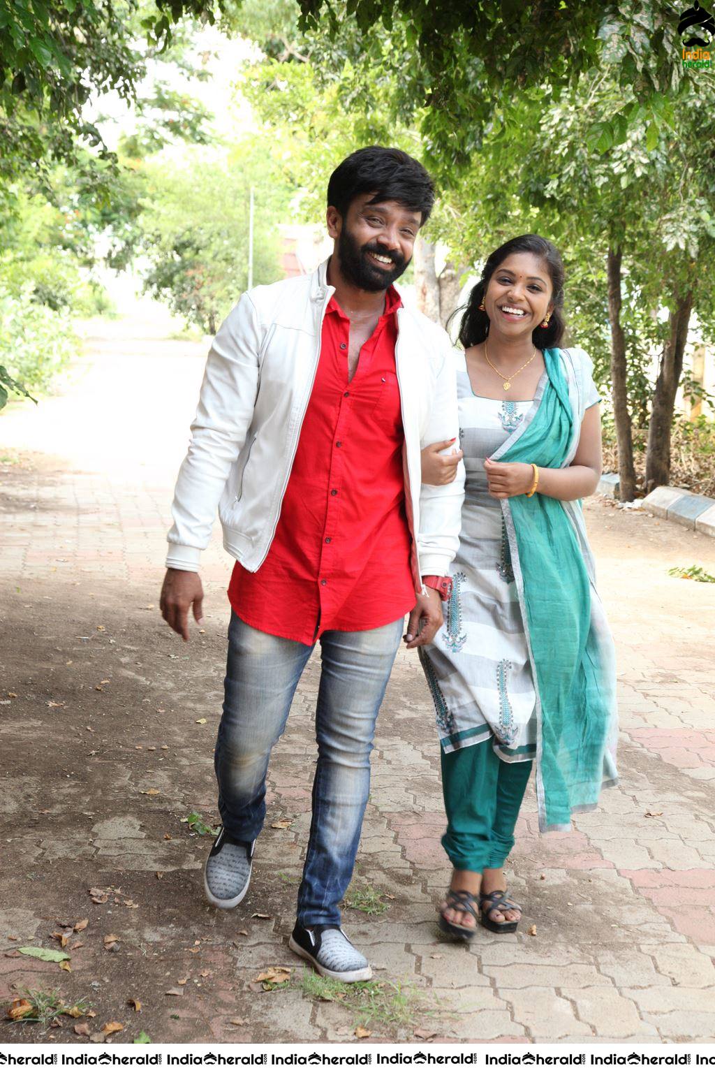 ENAKKU ONNU THERINJAAKANUM Movie Stills Set 2