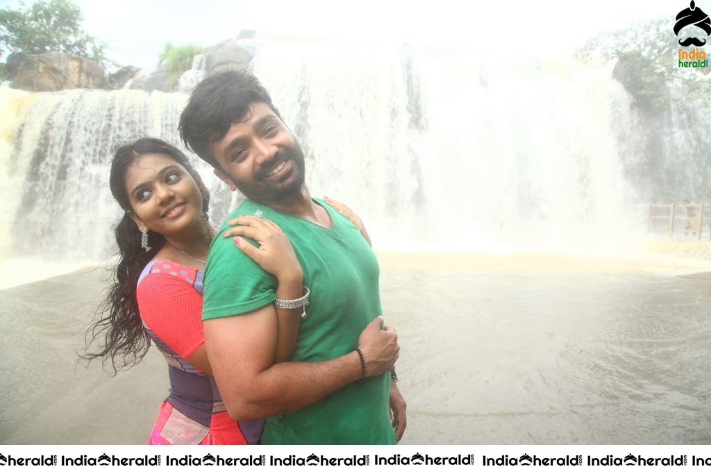 ENAKKU ONNU THERINJAAKANUM Movie Stills Set 2