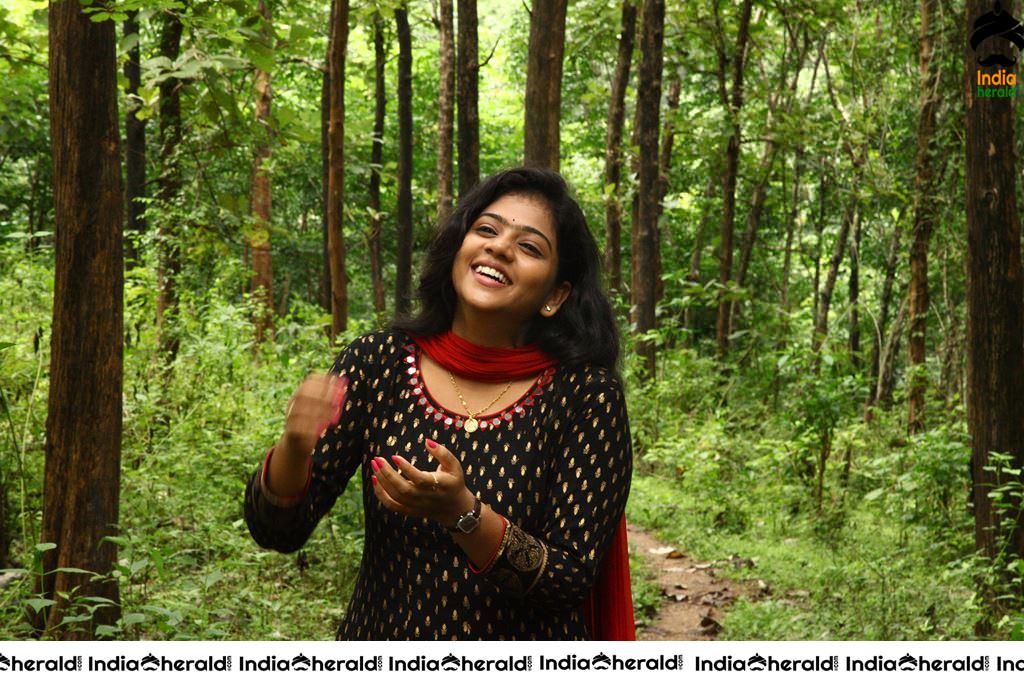 ENAKKU ONNU THERINJAAKANUM Movie Stills Set 2