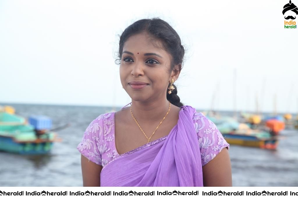 ENAKKU ONNU THERINJAAKANUM Movie Stills Set 4