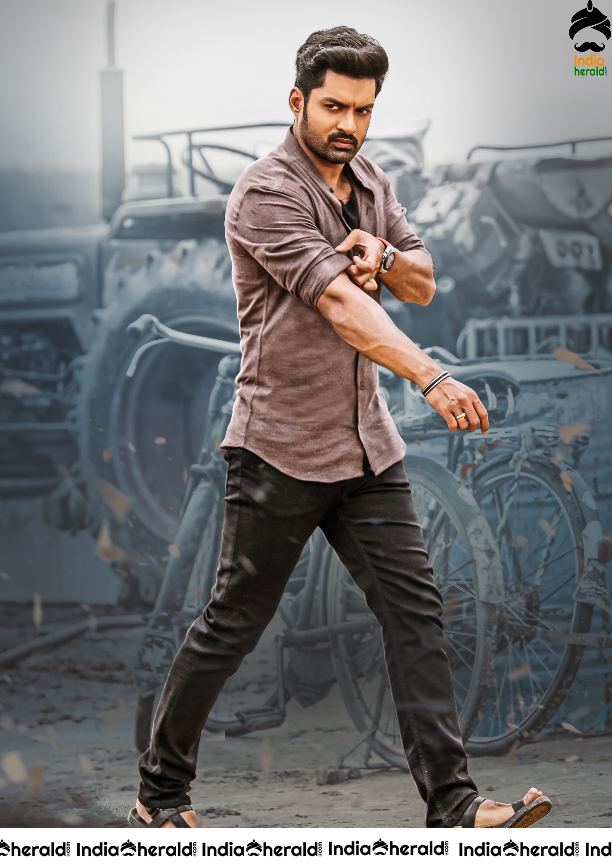 Entha Manchivadavura Movie Stills Set 2