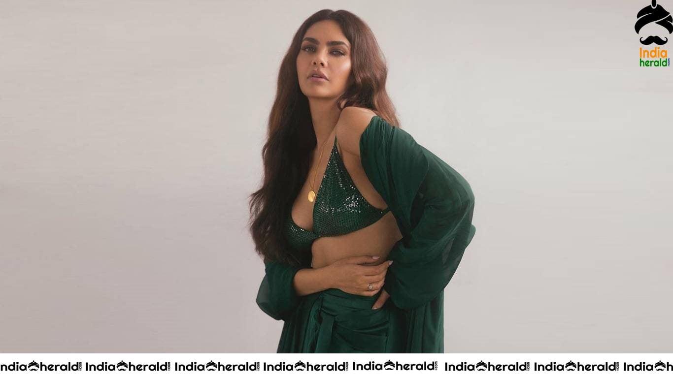 Esha Gupta Latest Hot HD Wallpapers Set 1