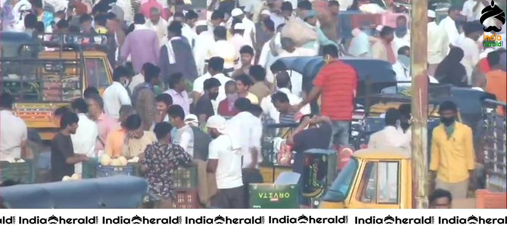 Heavy crowd gathers at People in Kalaburagi defy social distancing norms despite Corona Virus Lockdown