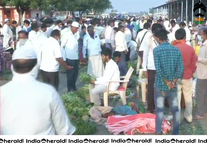Heavy crowd gathers at People in Kalaburagi defy social distancing norms despite Corona Virus Lockdown
