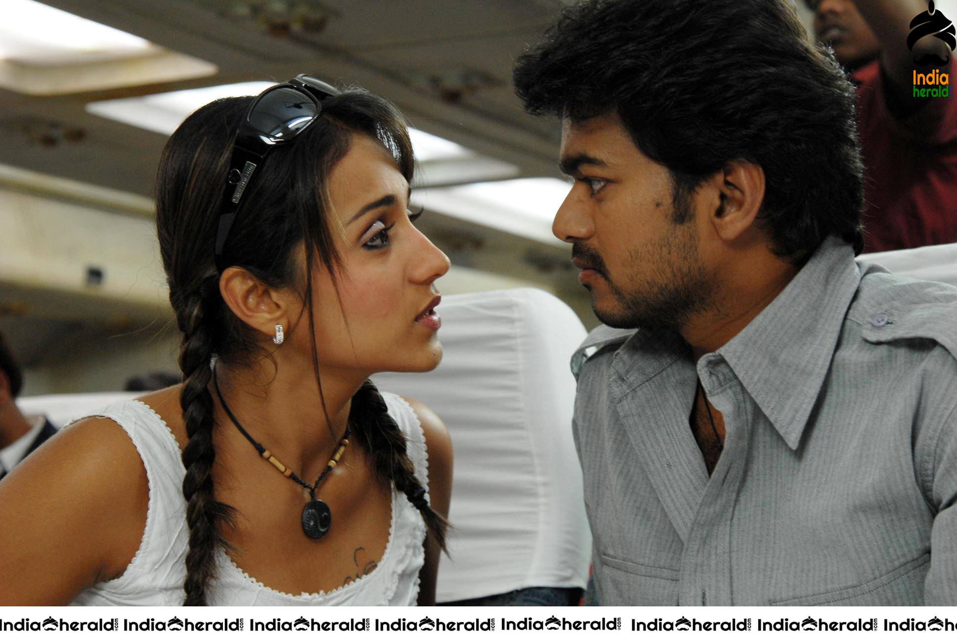 Hot Trisha and Vijay from Kuruvi Movie HD Photos Set 1