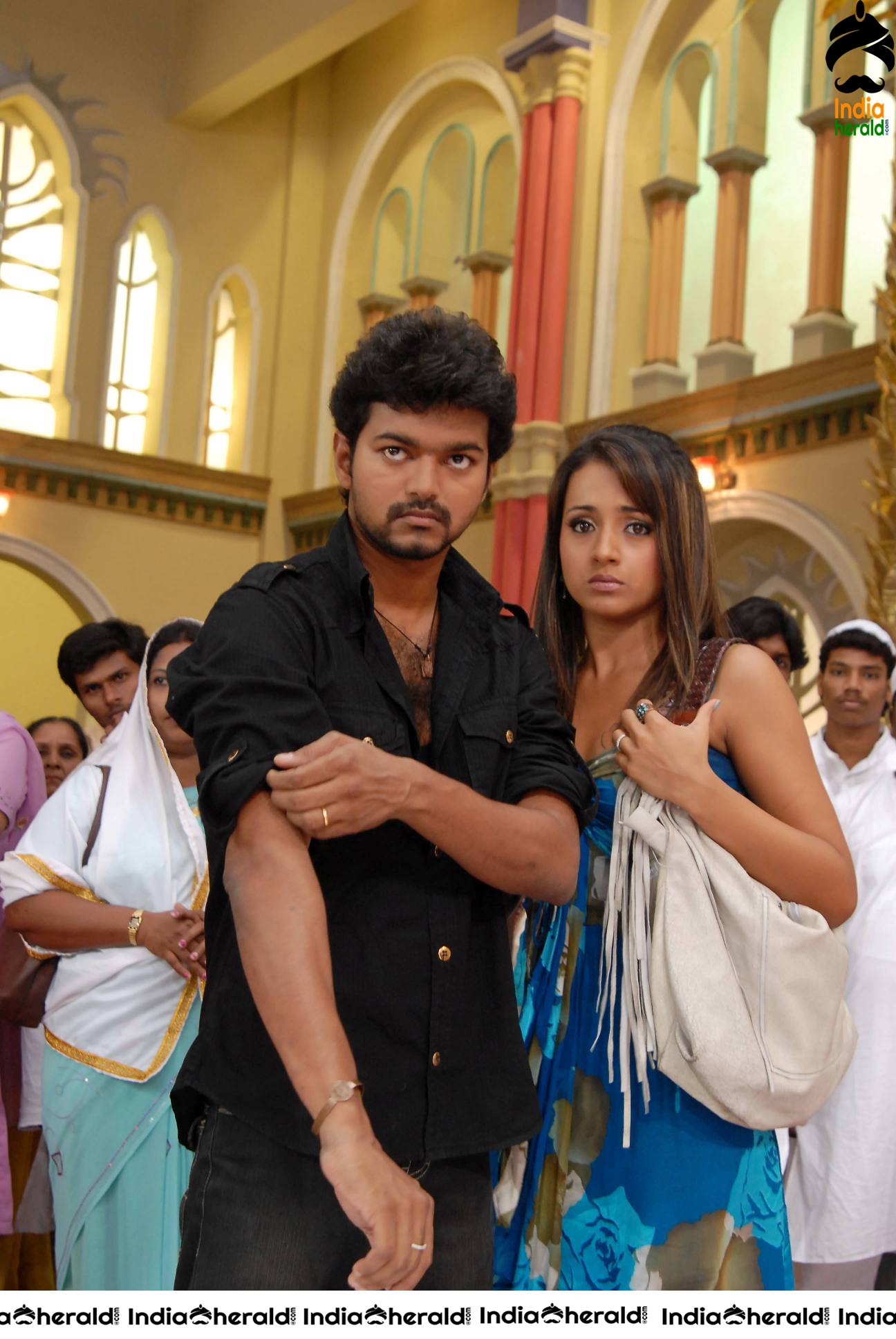 Hot Trisha and Vijay from Kuruvi Movie HD Photos Set 2