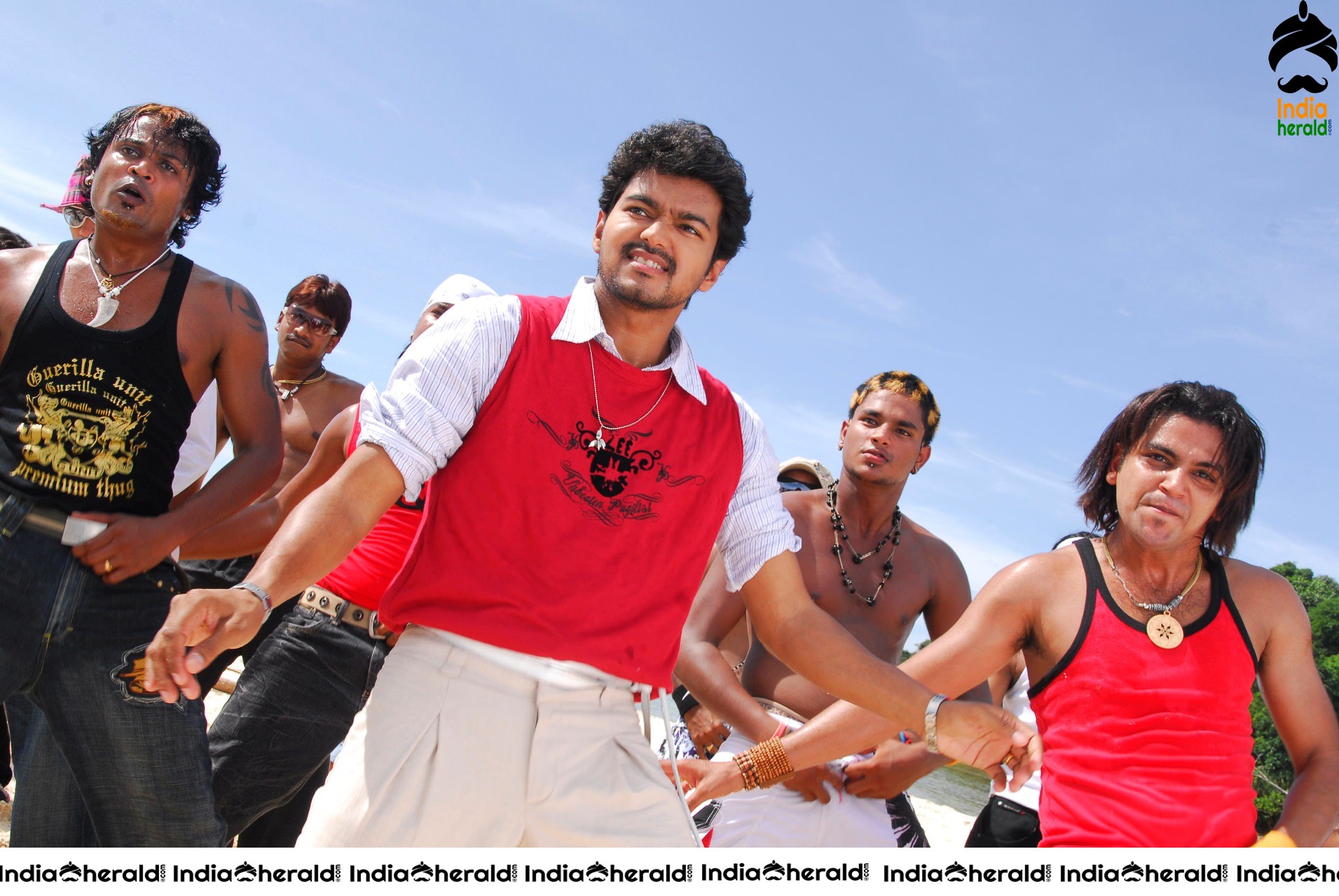 Hot Trisha and Vijay from Kuruvi Movie HD Photos Set 2