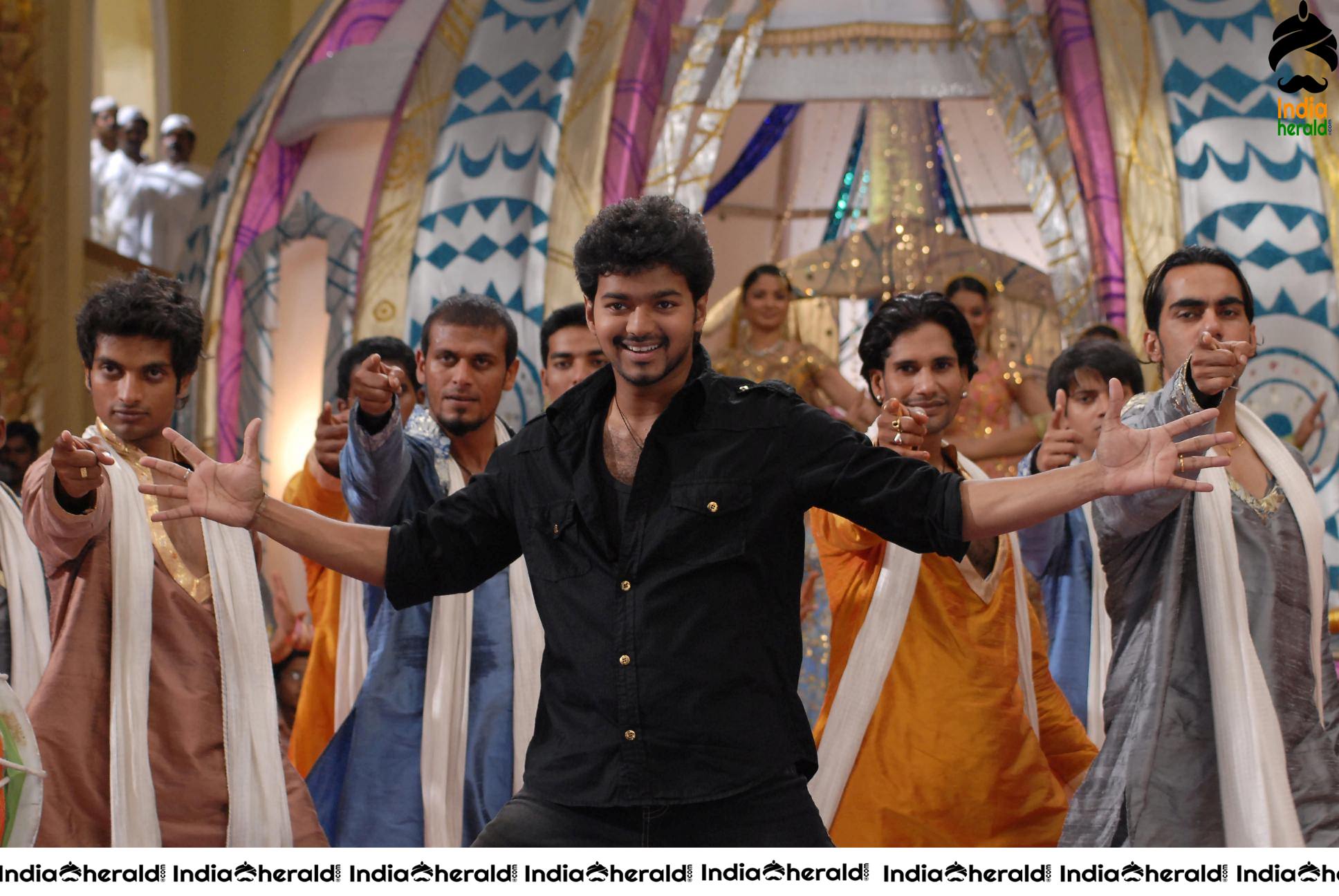 Hot Trisha and Vijay from Kuruvi Movie HD Photos Set 3