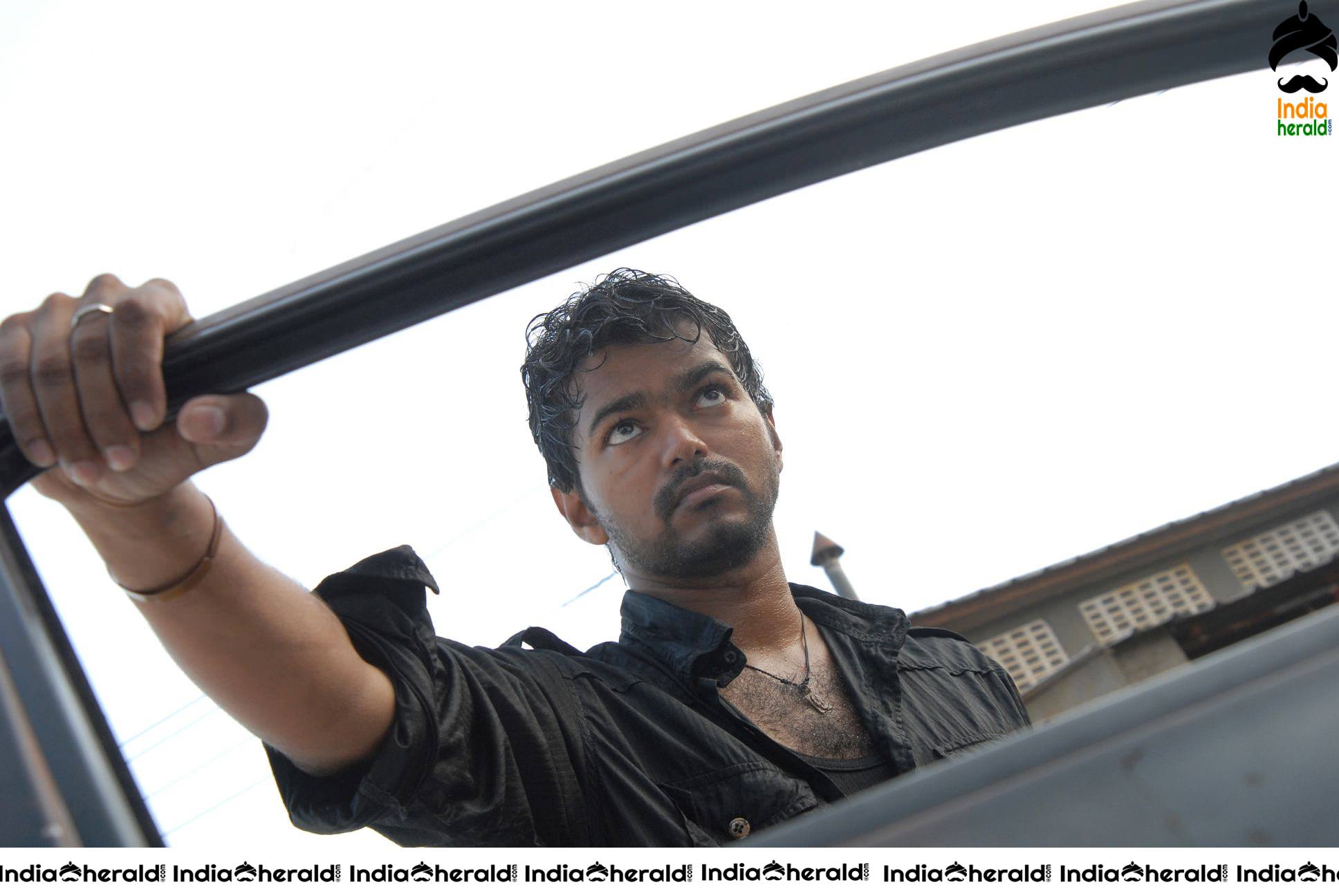 Hot Trisha and Vijay from Kuruvi Movie HD Photos Set 3