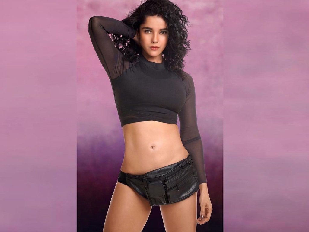 Hot Wall Papers Of Piaa Bajpai