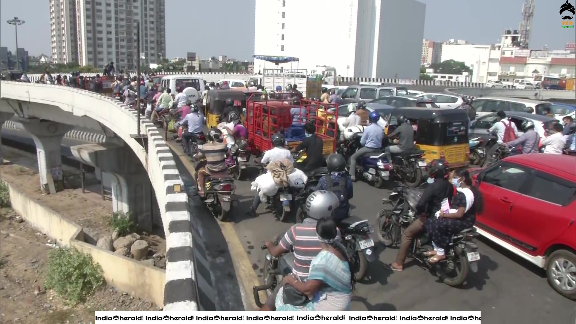 Huge traffic jam witnessed at Padi flyover in Chennai despite Corona Virus Lockdown