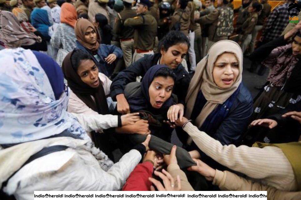 India Fights Against CAB in Pictures Set 2
