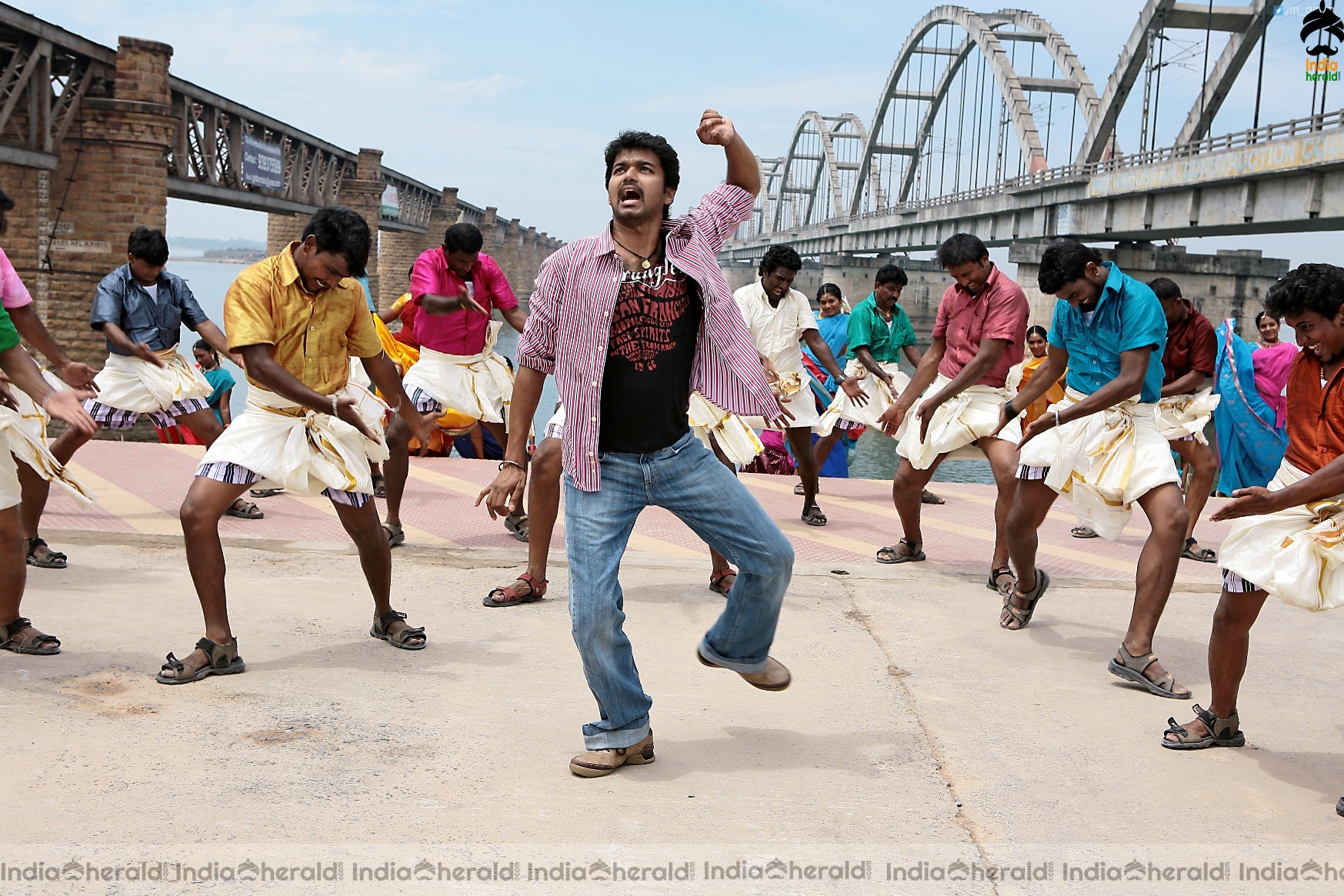 INDIA HERALD EXCLUSIVE Hot Anushka Shetty and Vijay in a Tamil movie during Early Stages Set 4